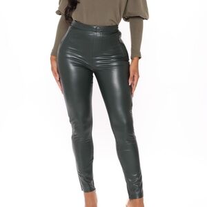 Faux Leather Skinny Pants (M)